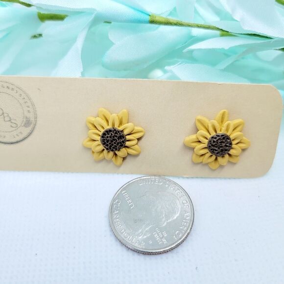 Sunflower clay stud earrings, small sunflower studs, handmade stud earrings - Picture 3 of 3
